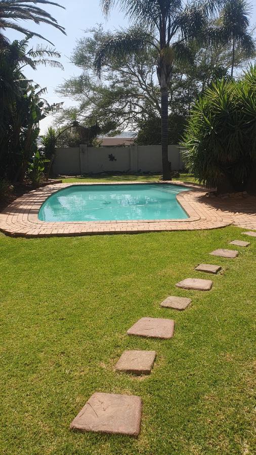 Sandalion Cottage near OR Tambo Airport & Greenstone - B&B Edenvale