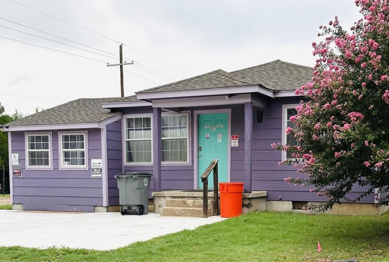 QUICK 1 mile to Ft Sill! Wizard Cottage sleeps 5 adults & Pets Welcome! - B&B Lawton