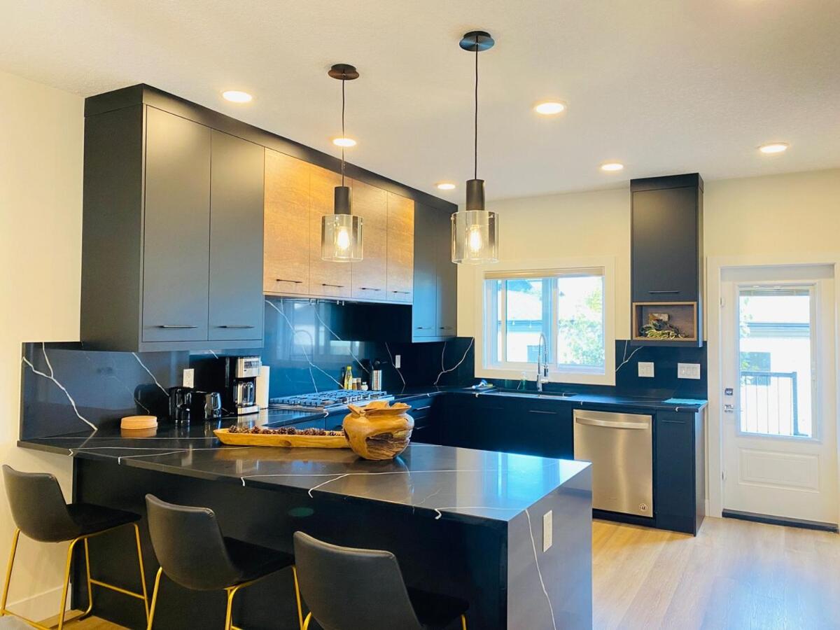NEW Luxury Family Friendly Entire House Near Downtown WEM, 3 Bedrooms - B&B Edmonton