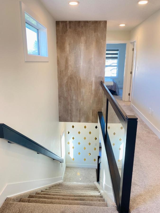 NEW Luxury Family Friendly Entire House Near Downtown WEM, 3 Bedrooms - Chambres d'hôtes Edmonton