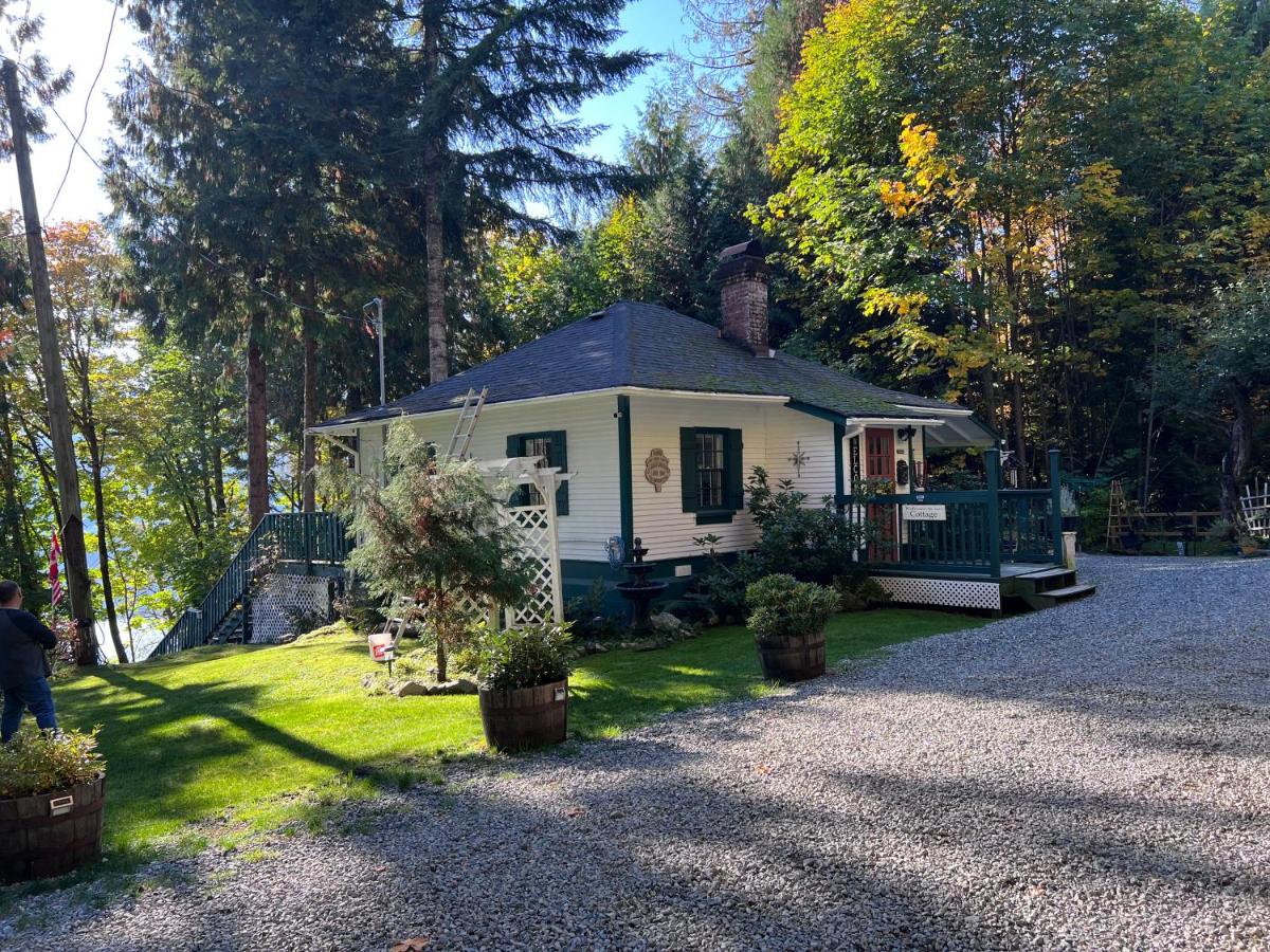 Mile 77 Cottages - B&B Youbou