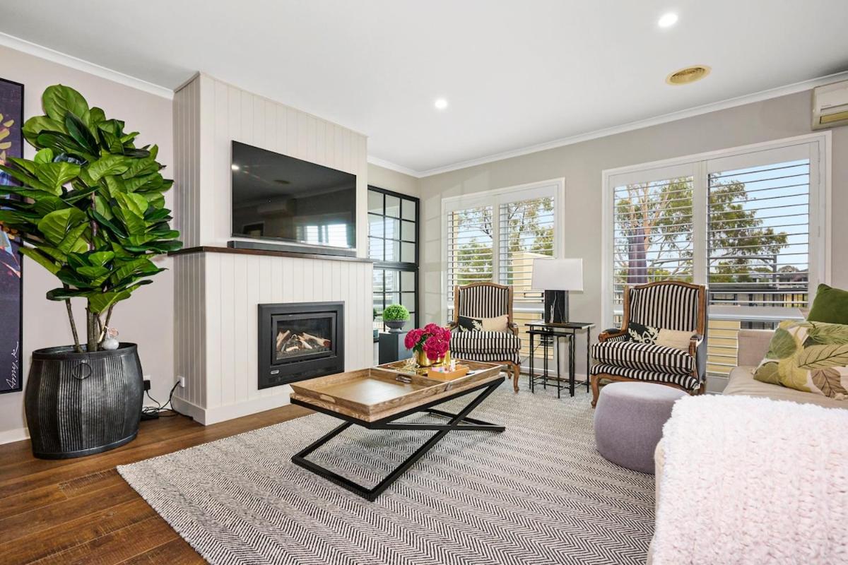 Luxury Golf Course Retreat with Scenic Views - B&B Point Cook