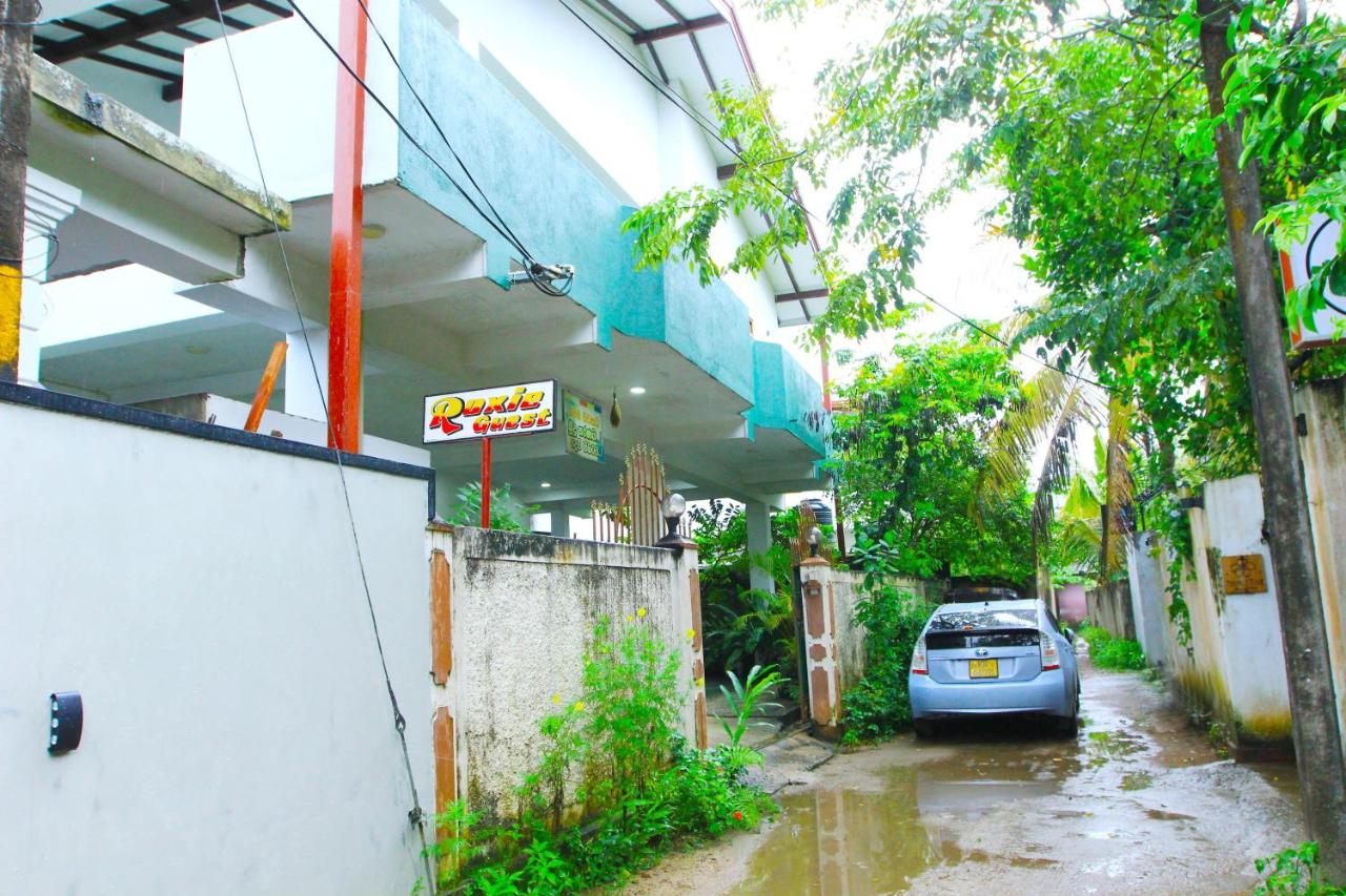 Roxie Guest - B&B Weligama