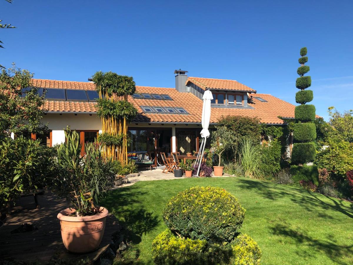 Landhaus mit parkähnlichem Garten am Feldrand - B&B Grünkraut