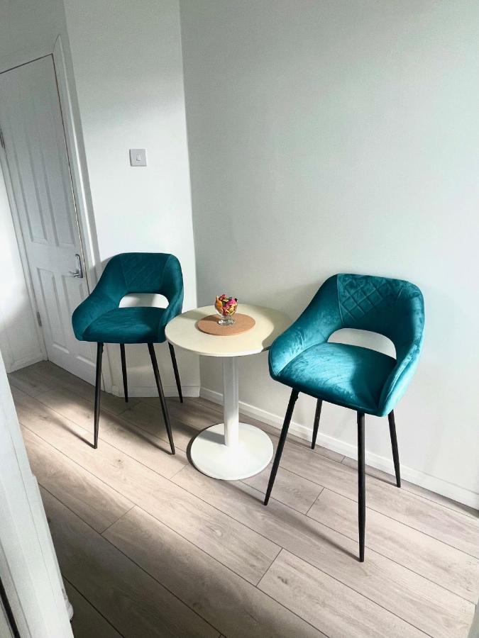 4 Guests - 2 Bedrooms - City Escape Retreat - Bed and Breakfast Stoke-on-Trent