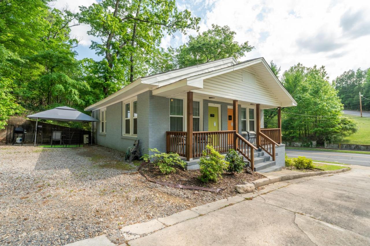 Spring Bungalow - A cozy getaway in downtown Hot Springs! - B&B Hot Springs
