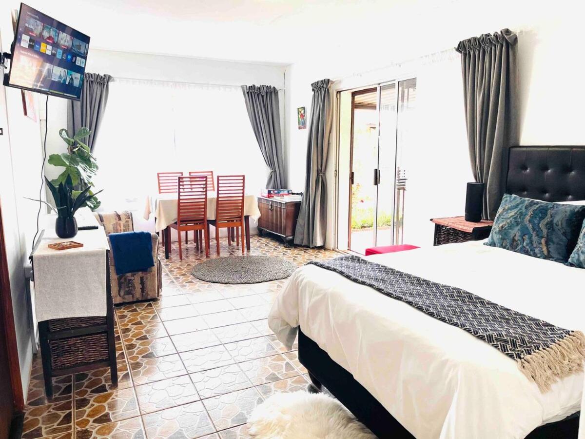 Private Garden Home Fast WiFi - B&B Centurion