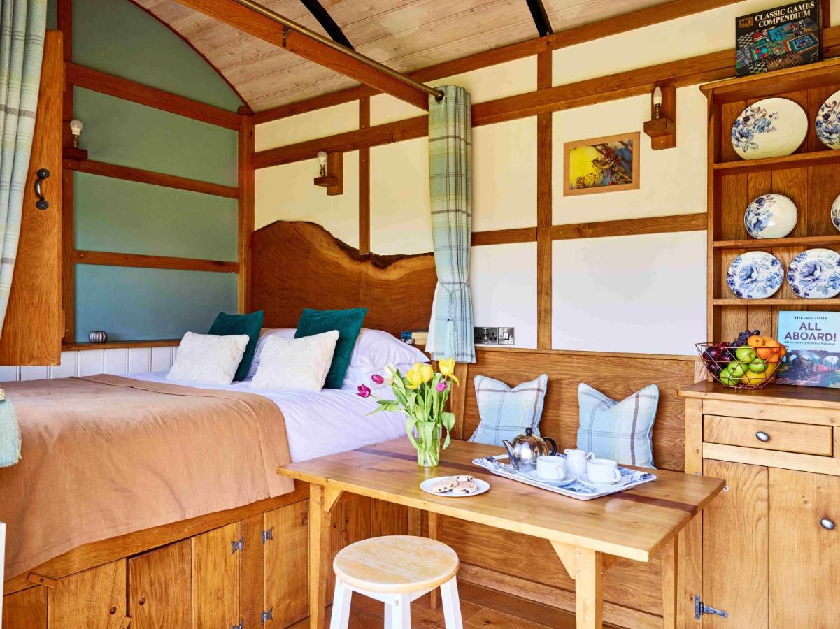 The Orient Express Shepherd's Hut with Hot Tub - Chambres d’hôtes Brecon