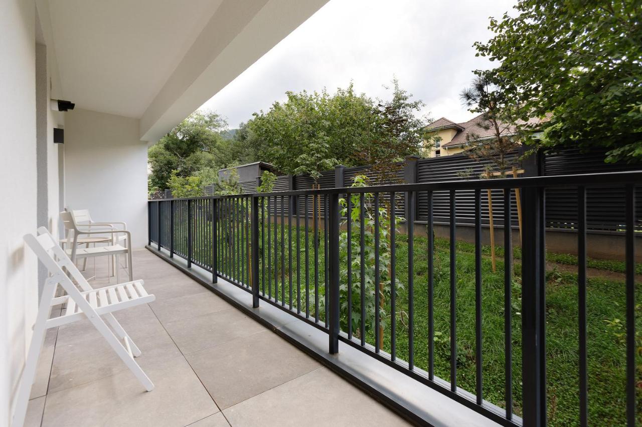 Ōura - Designer Apartment with Private Parking & AC - B&B Braşov