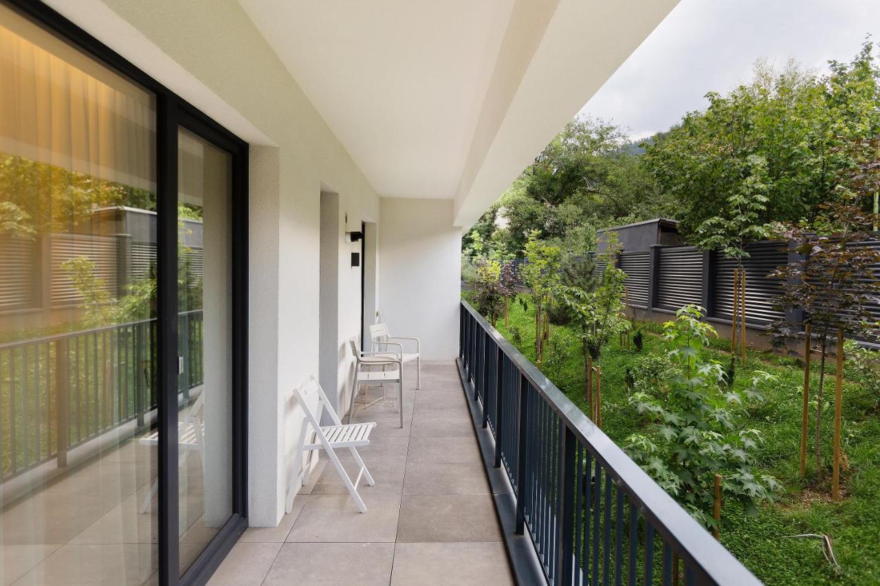 Ōura - Designer Apartment with Private Parking & AC - B&B Braşov