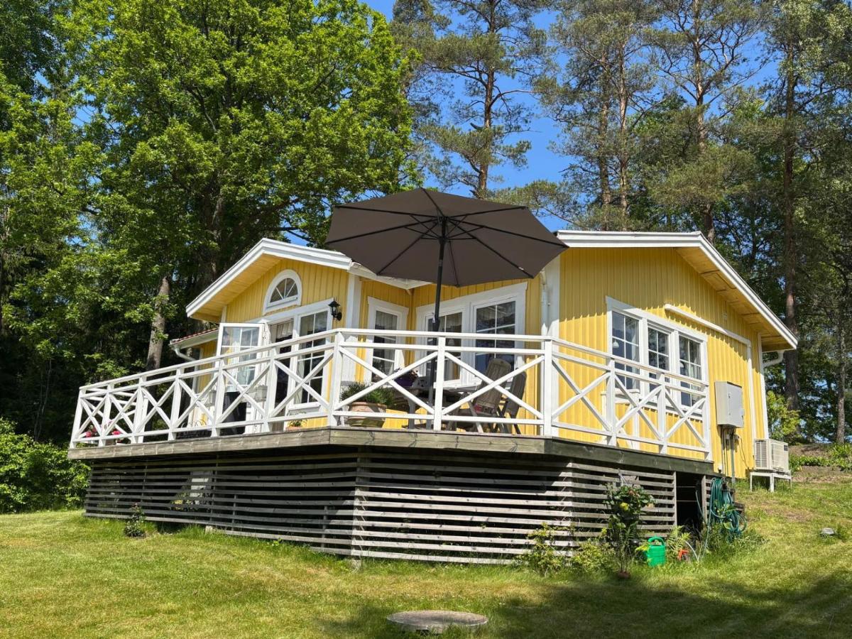 Stunning lakeside home with sauna surrounded by nature - B&B Sandared