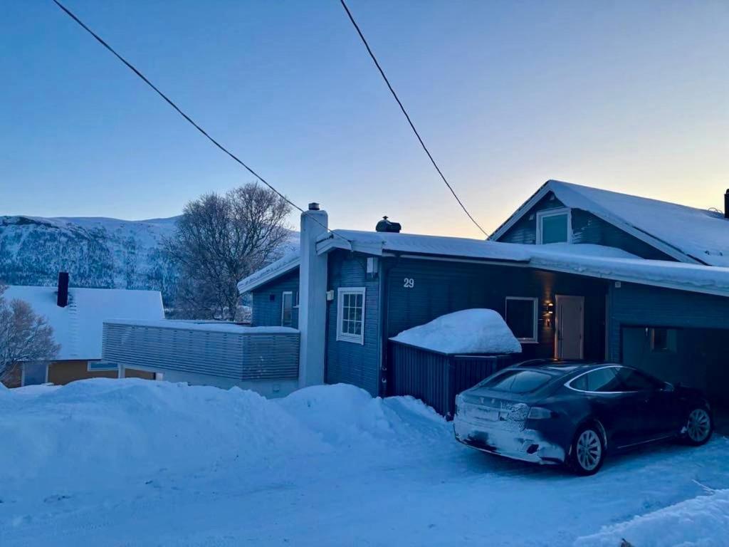 Spacious house - Free parking - King beds - B&B Tromsø