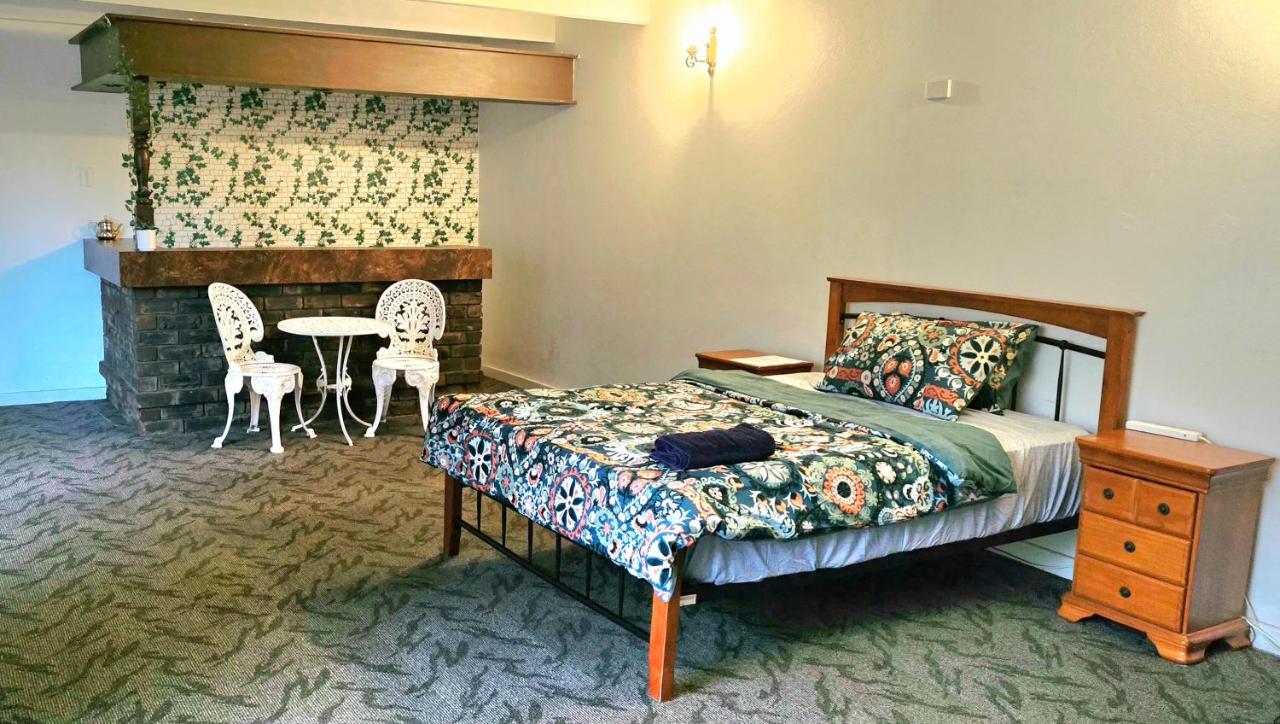 Retro Bar Themed Spacious Studio room - B&B Perth