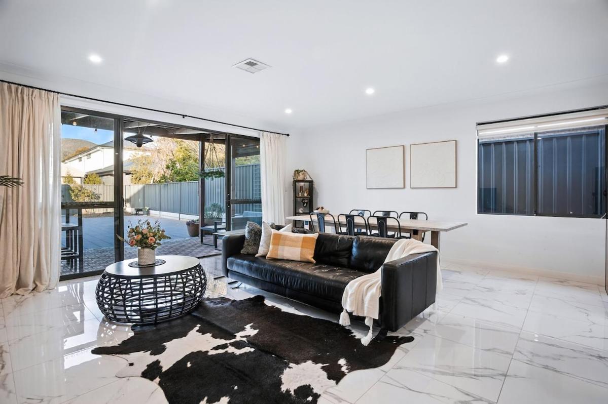 Modern house 2 story 4brs 3bath - B&B Campbelltown