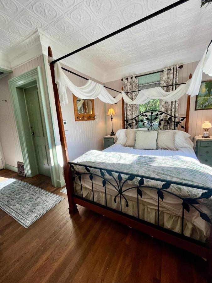 Deluxe One-Bedroom Apartment