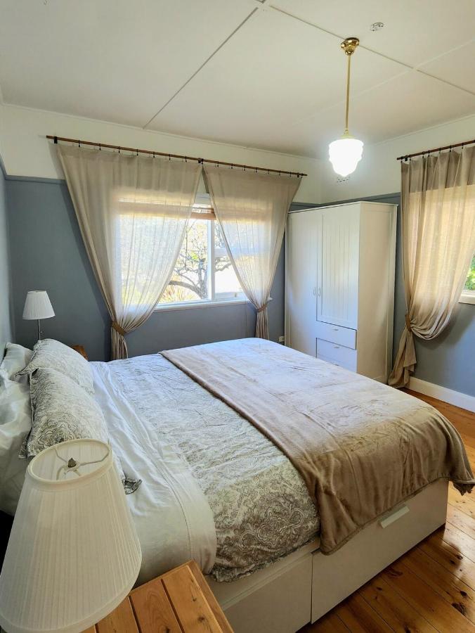 Spacious 3BR Katoomba Cottage King Bed, Fireplace, Child & Pet Friendly & Large Fully Fenced Backyard - B&B Katoomba