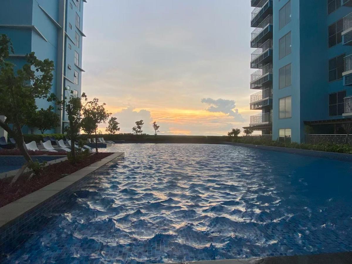 Playful 1BR With Magnificant Bayview Garden View Near Okada Solaire Aiports with Free Parking - Bed and Breakfast Manilla
