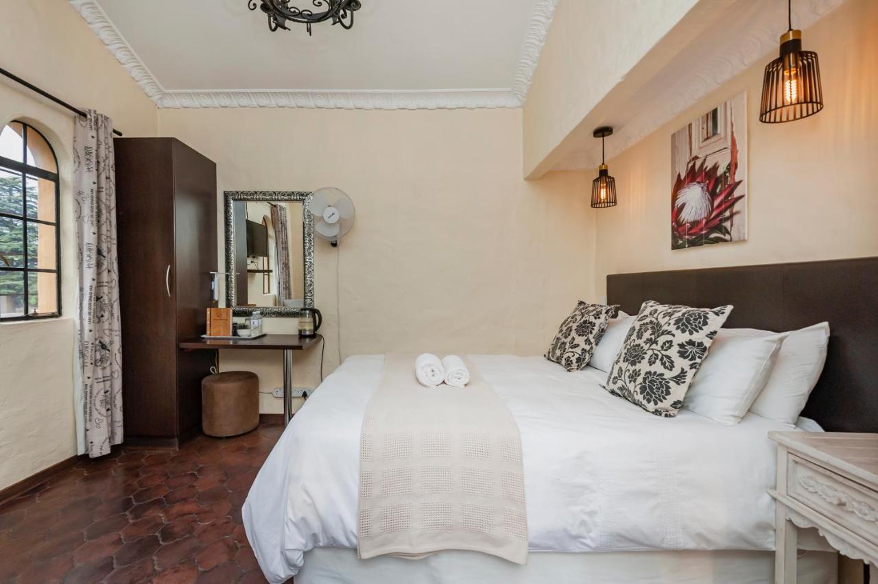 Chambre Lit Queen-Size - Vue sur Piscine