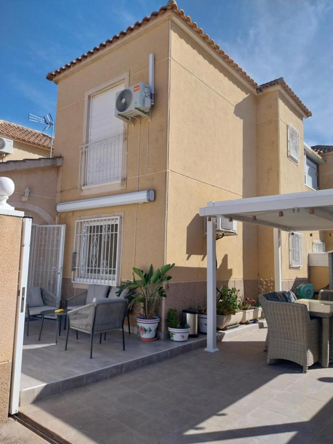 CASA CLARO maison familiale 4 chambres tout confort, jacuzzi privé, piscine commune, quartier résidentiel Los Balcones - B&B Torrevieja