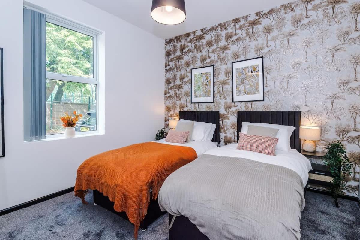 Modern 4BR Family Home Sleeps 8 + Free Parking - B&B Manchester