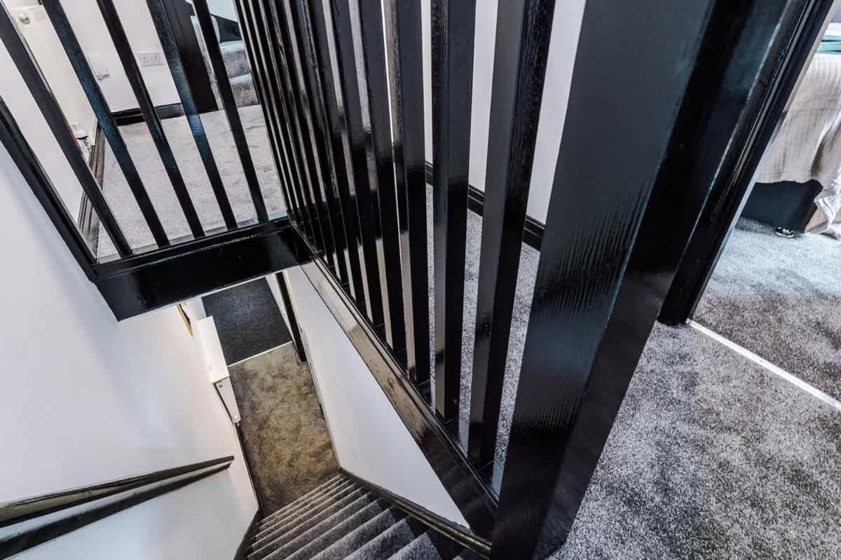 Modern 4BR Family Home Sleeps 8 + Free Parking - B&B Manchester