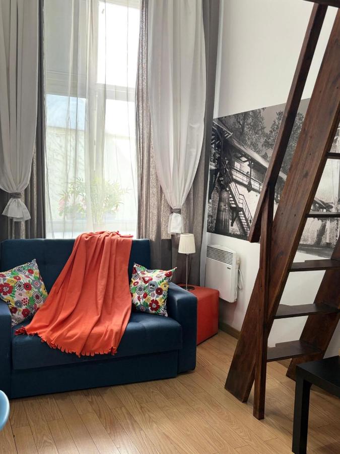 Deze driepersoonskamer heeft een gedeelde badkamer.