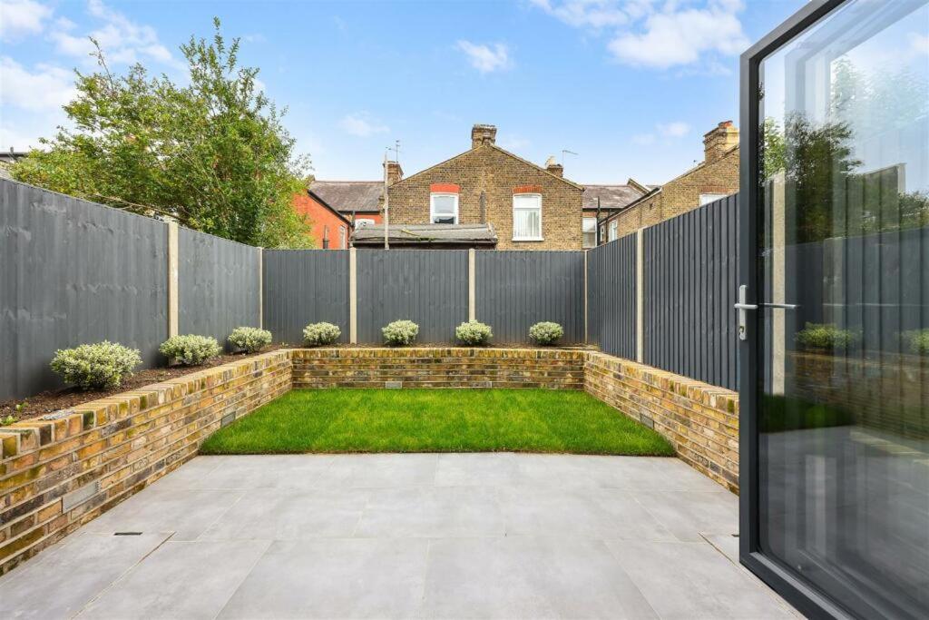 Spacious 3BR Home with Garden and 2 En-suites - B&B London