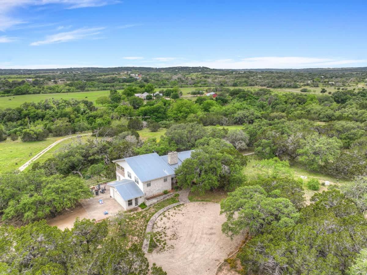 Serene Creek Front Home with Games+Grill! - B&B Fredericksburg