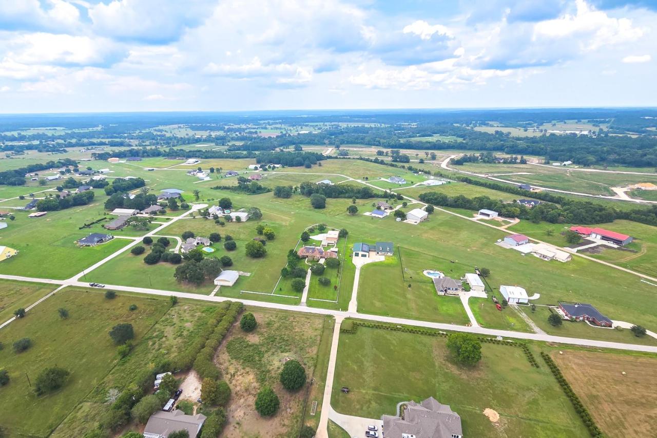 Aircraft Tours! Fly-In Hangar Apt in New Waverly - B&B New Waverly