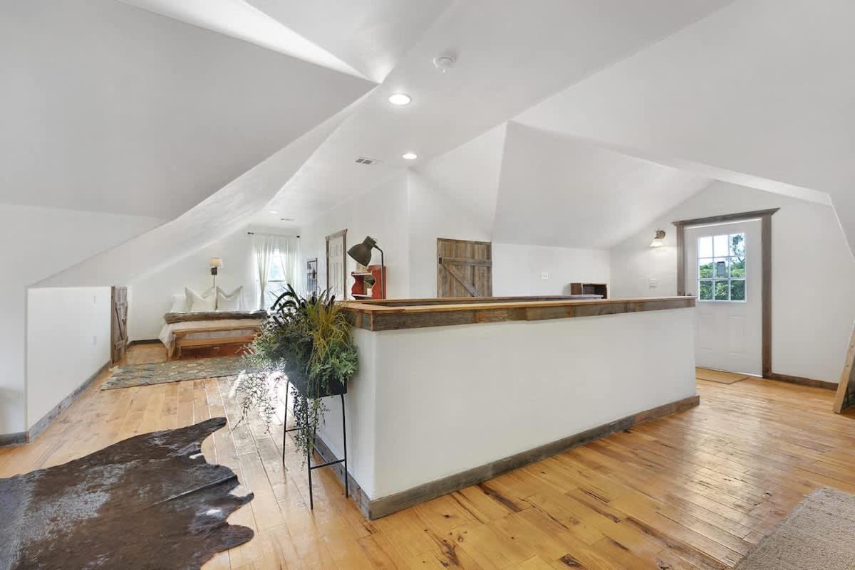 Luxury Home with Fire Pit & Hill Country Views - B&B Luckenbach