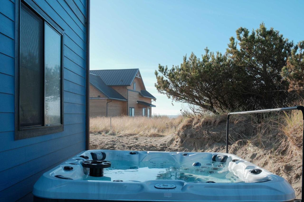 Brand-New Beach Retreat Hot Tub Sleeps 13 - B&B Westport