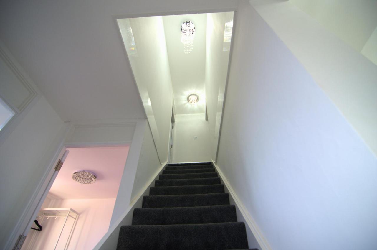 SG1 6BDR Jazzy Home with 3 Free Parking - Bed and Breakfast Stevenage