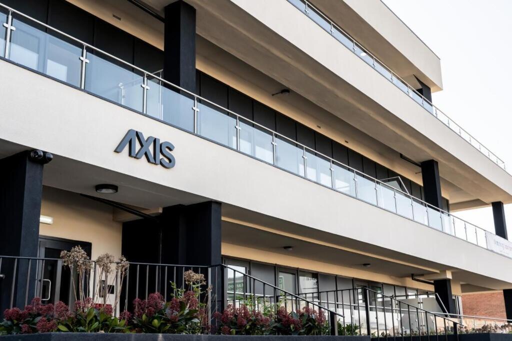 Modern City Centre Flat with Terrace, Parking & Long Stay Friendly - Ferienwohnung Leeds