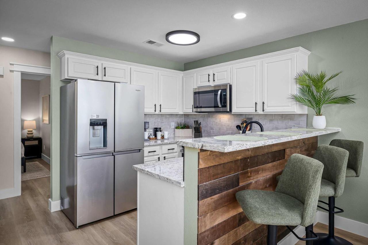 Shared Heated Pool Balcony BBQ Near Downtown - Chambres d'hôtes New Braunfels