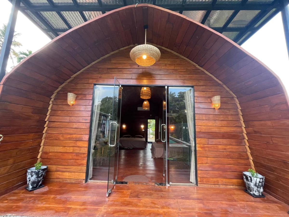 The Coppers Glamping Pod Villa with Pool - Bed and Breakfast Karandeniya
