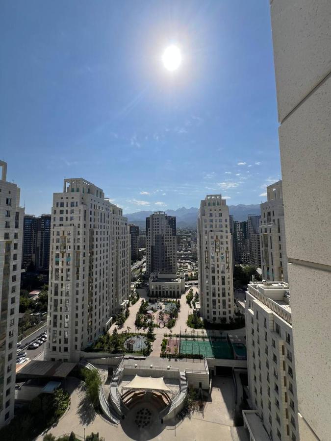 ЖК Central Avenue #81 - квартира с видом на горы в деловом центре города - Chambres d'hôtes Almaty