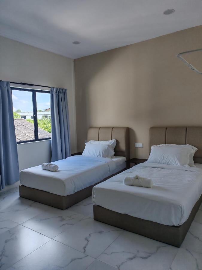 Tweepersoonskamer met 2 Aparte Bedden en Eigen Badkamer