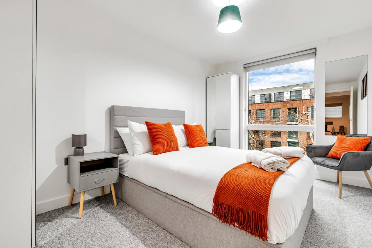 Stylish London Apt with Free Parking and Canal Views - Bed and Breakfast Londen