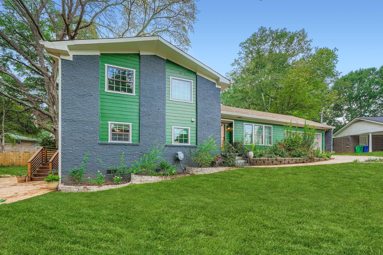 Elegant & Spacious Family Gem with Games, Office, Yard - B&B Clarkston