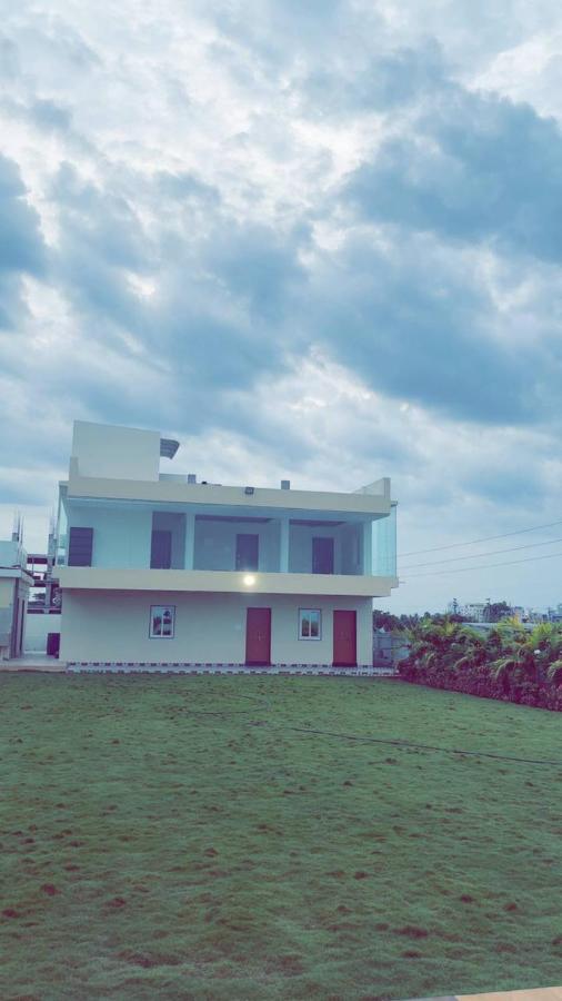 V guesthouse staycation - Bed and Breakfast Bāpatla