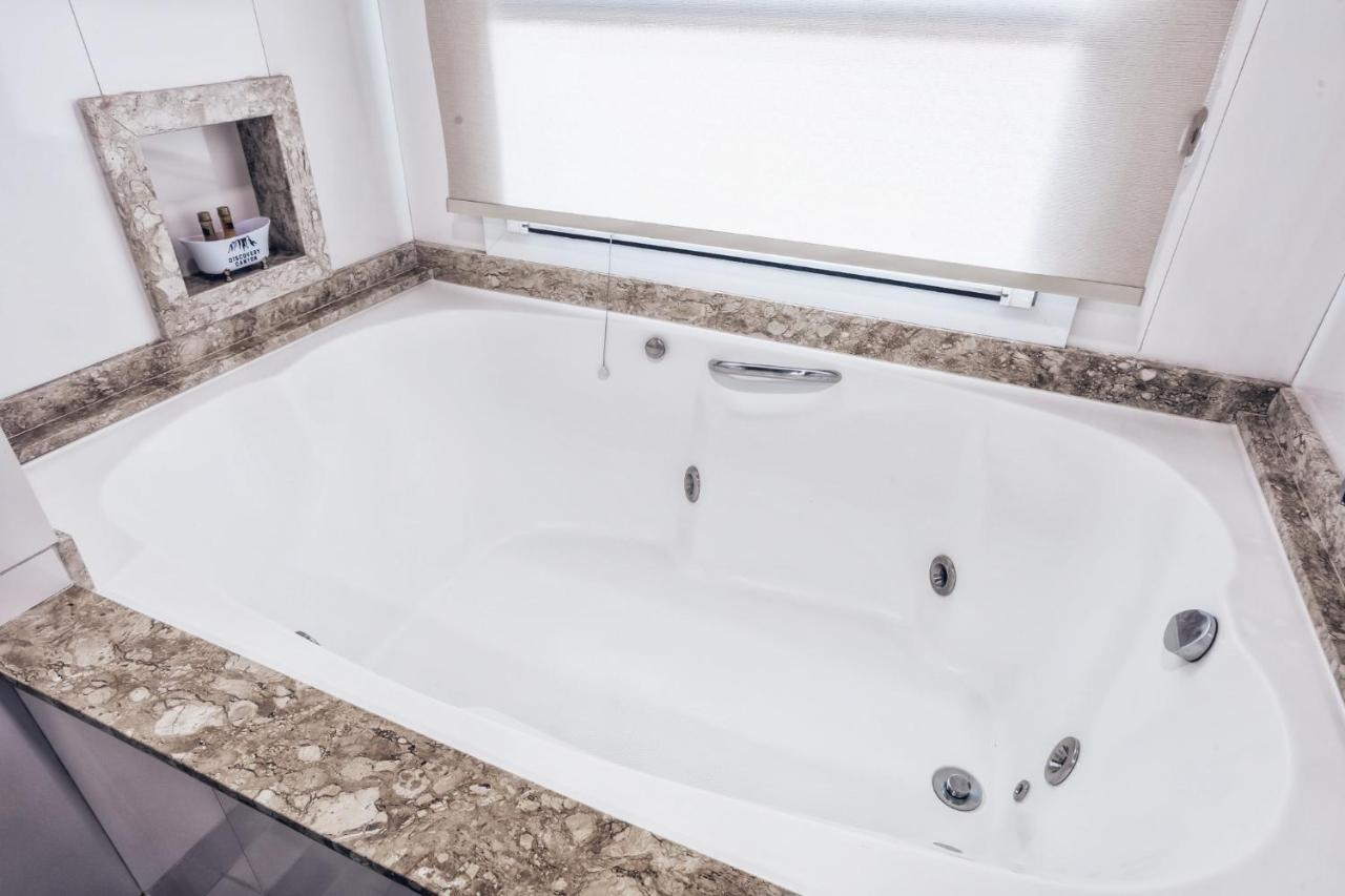 Deluxe Suite with Spa Bath
