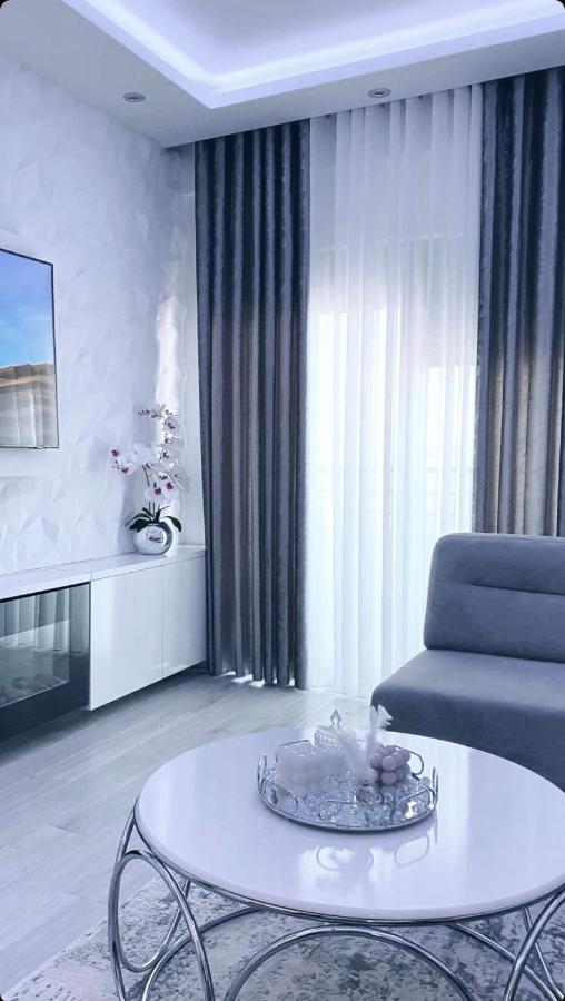 Bright Seaside Apartment, 100m from the Beach with Sea Views - B&B Valona