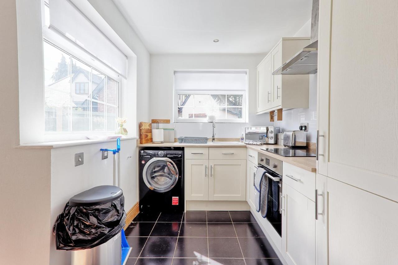 Quirky 2-Bed Brentwood Home Near High St & Station - With Parking - Chambres d'hôtes Brentwood