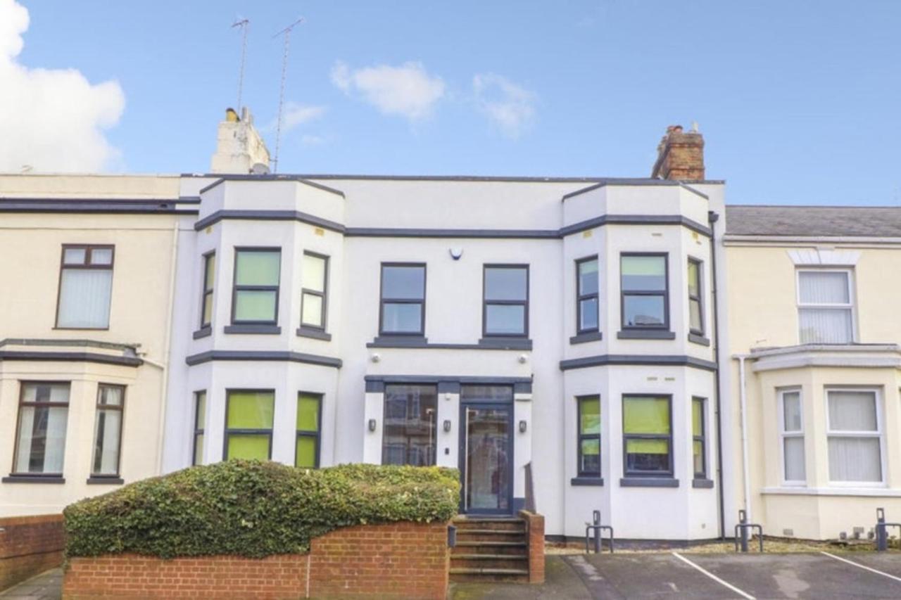 Victoria House - Deluxe Studios in Coventry City Centre, free parking, by COVSTAYS - B&B Coventry