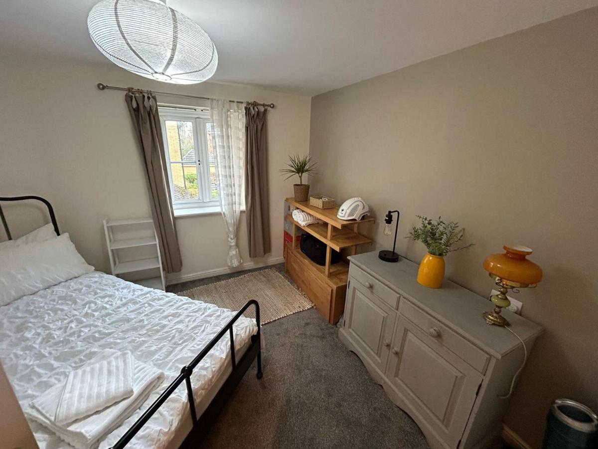 Spacious 2-Bedroom Flat Near Shops & Transport - B&B Newbury