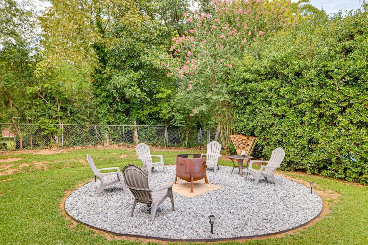 Families Welcome, Fenced Yard: Inviting Greer Home - B&B Greer