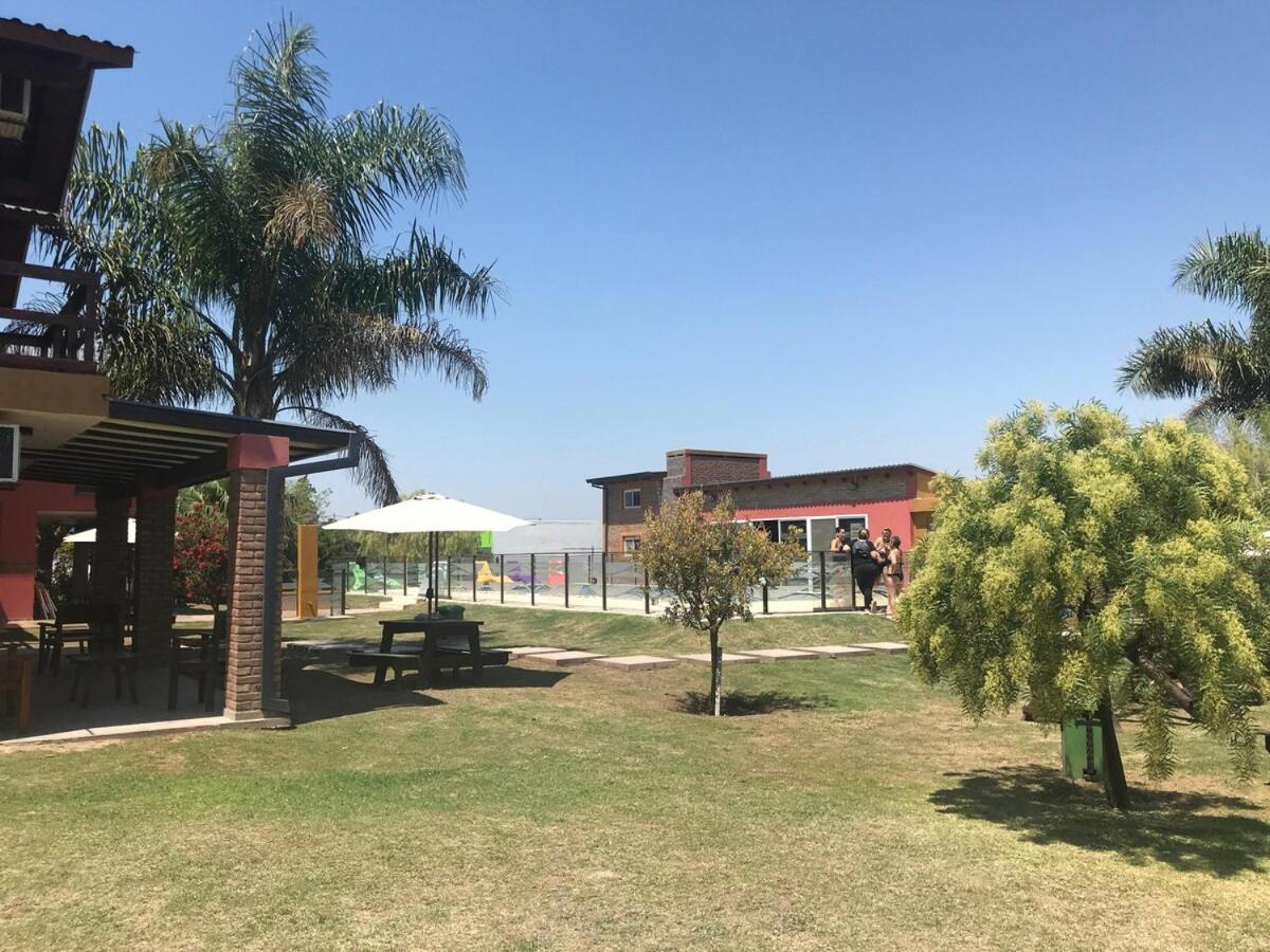 Amplio departamento con 2 habitaciones- Balcón hacia la pileta y estacionamiento - B&B Miramar