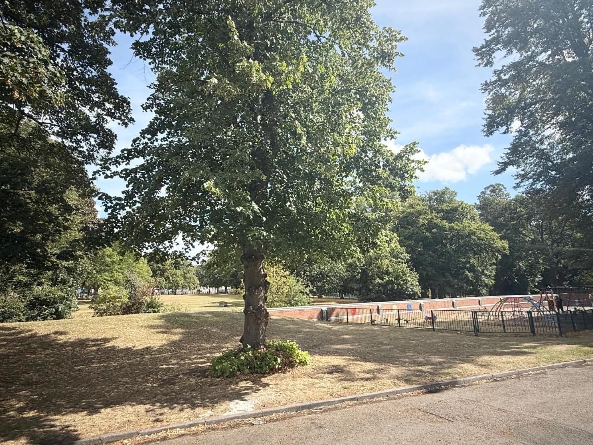 'The Elegant Comfort' - A Stunning Luxury 2-Bed Flat with Private Garden & Patio - Free Parking - Chambres d'hôtes Northampton