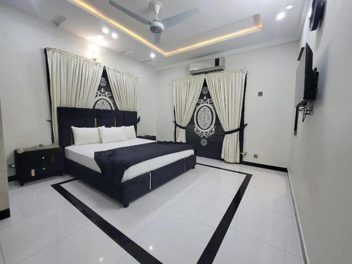 Deluxe Double Room (2 Adults + 1 Child)