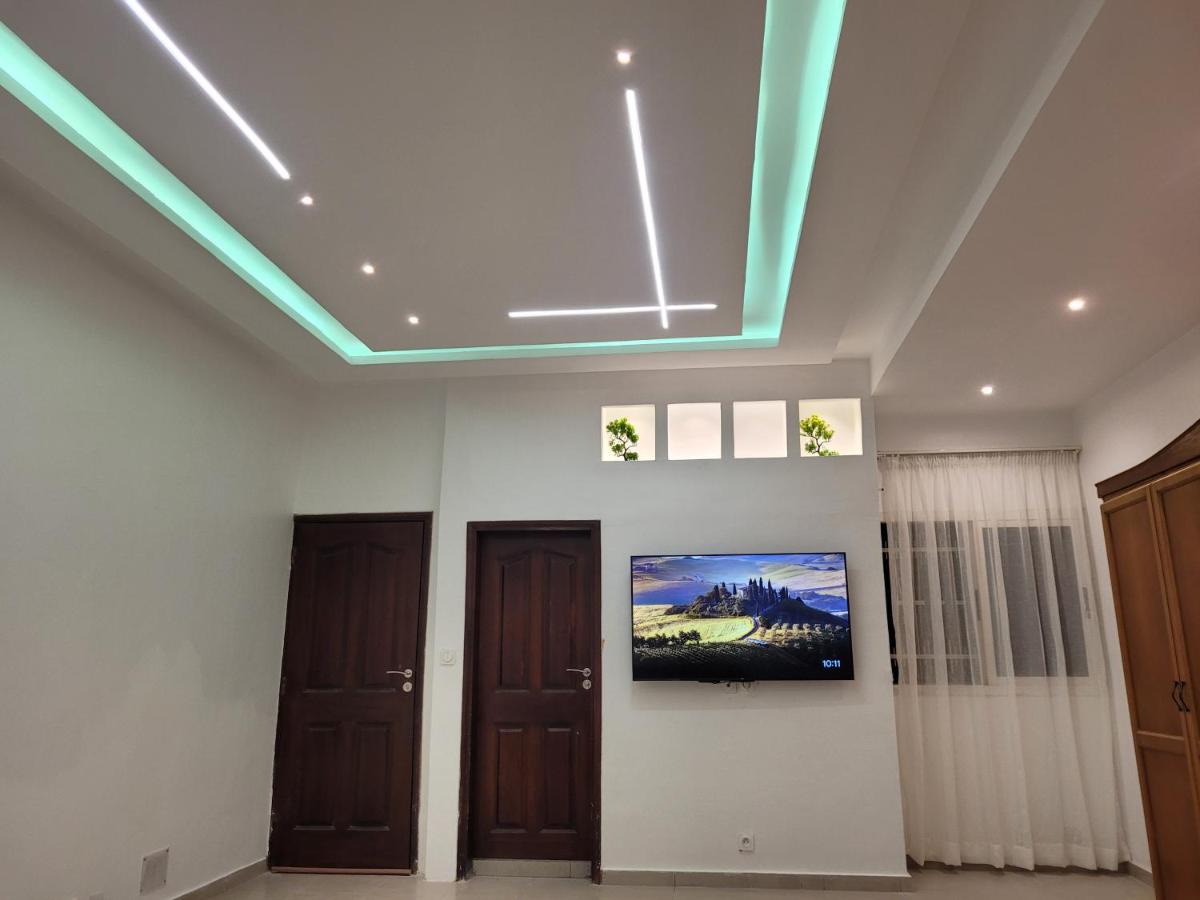 Zimmer mit Kingsize-Bett und Gartenblick. 